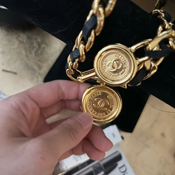 Vintage Chanel black leather and gold plated medallion chain belt/necklace - Picture 2 of 4